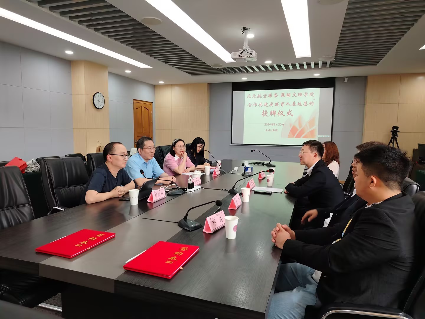 昆明文理学院外国语学院与云南北元航空服务有限公司举行 实习基地签约暨授牌仪式 