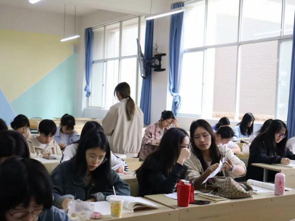 晨读启新程，学识润芳华 —— 昆明文理学院外国语学院晨读助力新生成长