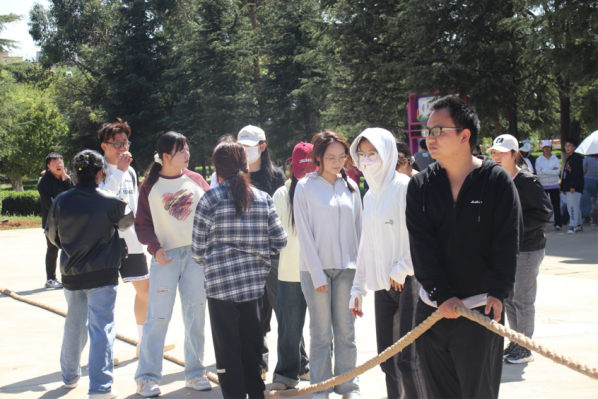 拔河比赛展风采 团队精神放异彩