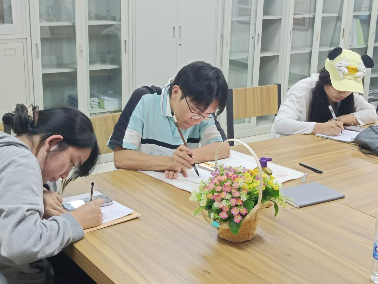 笔锋流转 文韵飞扬 ----外国语学院首届中外文书写大赛圆满收官