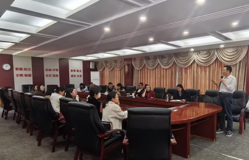 深化外语教学改革 探索“后方法时代”教学新路径——我院举办“后方法时代外语教学的理念与实操”专题培训